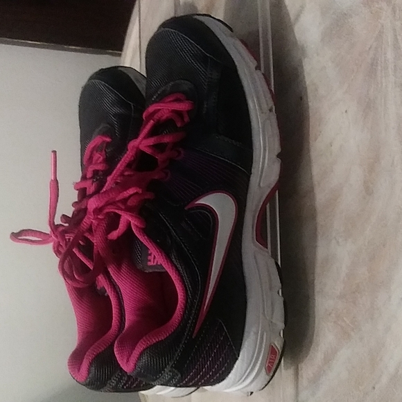 Women's, Nike Air Retaliate2, Sz: 7, Color: Black and Berry Athletic Shoe - Picture 3 of 9